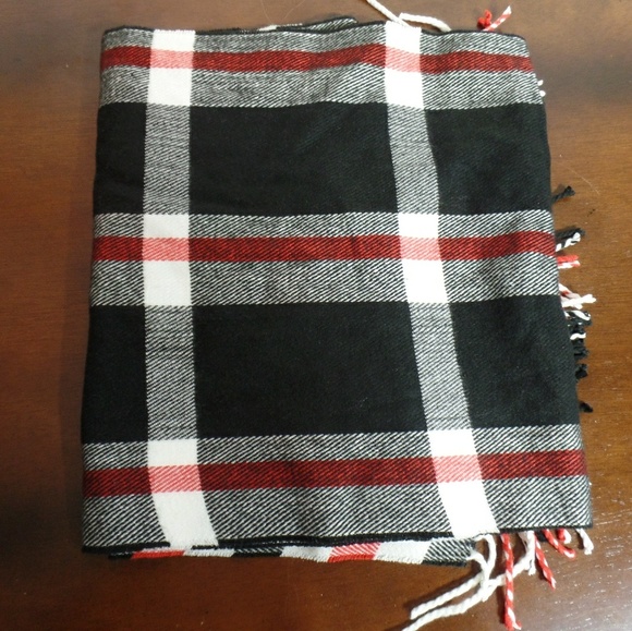 Lot 2 scarfs- - Picture 6 of 6